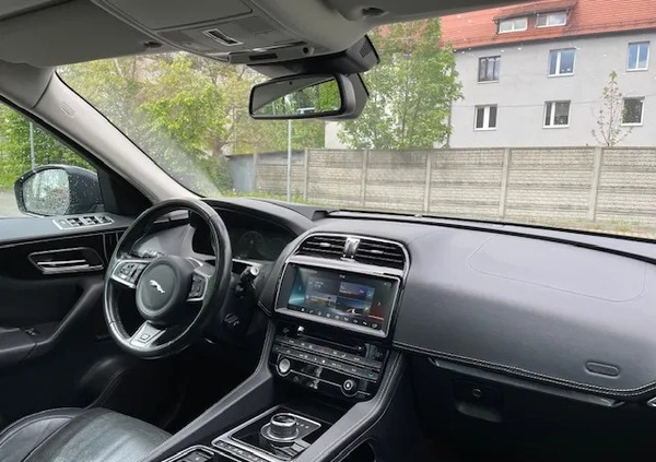 Jaguar F-Pace cena 95700 przebieg: 162000, rok produkcji 2017 z Zabrze małe 379